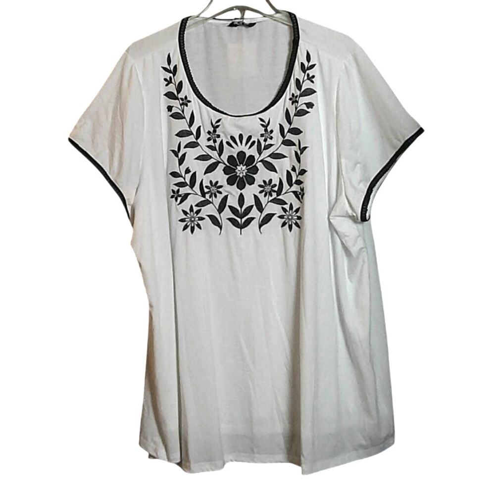 Bloomchic Women 26 White/ Black Embroidered Floral T-shirt Lined NEW!